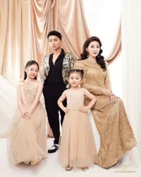 FOTO Pemotretan Sarwendah dan Anak-anak, Glamour Serba Emas - Wajahnya Bikin Pangling 