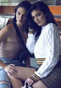 FOTO: Pemotretan Terbaru Kendall & Kylie Jenner, Cantik Mana?