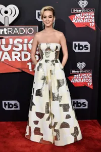 FOTO: Penampilan Artis Top di Red Carpet iHeartRadio Awards 2017