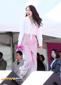 FOTO Penampilan Cantik & Penuh Senyum Park Shin Hye di Event Lari