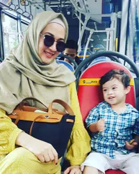 FOTO: Penampilan Dina Lorenza Kenakan Hijab, Cantik & Awet Muda