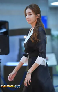 FOTO: Penampilan Elegan Han Chae Young Yang Jadi Ikon Kecantikan