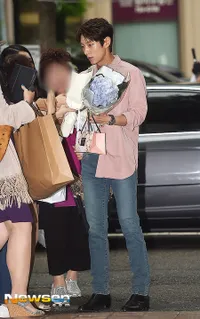 FOTO: Penampilan Ganteng Lee Jun Ki Pakai Kemeja Pink Simple