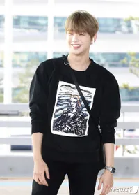 FOTO: Penampilan Perdana Kang Daniel Pasca Ketahuan Pacaran, Wajah Sumringah Gemesin