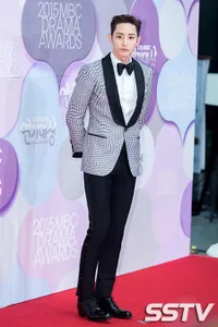 FOTO: Penampilan Red Carpet Bintang Korea Paling Ganteng di 2015