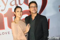 FOTO Penampilan Red Carpet Raisa & Hamis Daud, Mesra Bikin Baper!