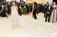 FOTO: Penampilan Selena Gomez di Met Gala Yang Tuai Hujatan