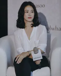 FOTO: Penampilan Song Hye Kyo Rambut Pendek Jelang Drama Baru