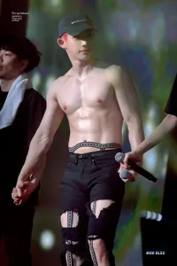 FOTO: Penampilan Wonho di Konser, Pamer ABS - Pakai Harness