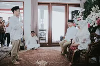 FOTO: Pengajian Jelang Pernikahan, Raditya Dika Sampai Menangis