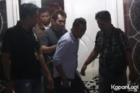 FOTO: Penggeledahan Rumah Gatot Brajamusti Dibuat Membingungkan?