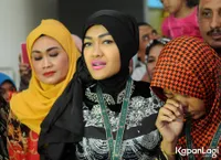 FOTO: Penuh Air Mata Haru, Julia Perez Cerita Perjalanan Umrahnya