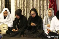 FOTO: Penuh Duka, Tangisan Ibunda Julia Perez di Malam Tahlilan