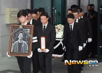 FOTO: Penuh Haru, Selebritis Menangis di Pemakaman Kim Joo Hyuk