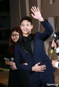 FOTO: Penuh Senyum, Minho SHINee Mempesona di Red Carpet ITA 2017