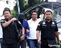 FOTO: Penutup Kepala dan Tangan Diborgol, Ridho Rhoma Datangi BNN