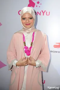 FOTO Penyanyi Cantik Terry Kini Yakin Kenakan Hijab, Makin Anggun