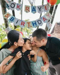 Foto Perayaan Ulang Tahun Anak Bungsu Happy Salma, Si Ganteng Keturunan Bangsawan