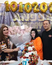 Foto Perayaan Ulang Tahun Angga Anak Nia Daniaty dan Farhat Abbas yang Ke-17, Diberi Hadiah Buket Uang