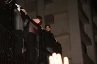 FOTO Perayaan Ulang Tahun Shahrukh Khan ke-54, Bareng Ribuan Fans di Mannat