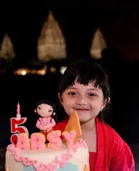 FOTO Perayaan Ultah Arsy yang ke-5, Meriah di Candi Prambanan Yogyakarta