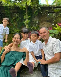 Foto Perayaan Ultah Happy Salma yang Sederhana Meskipun Seorang Bangsawan, Gelar Pesta Kecil di Atas Tikar