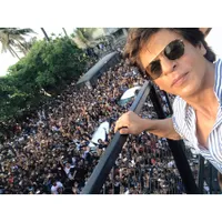 FOTO: Perayaan Ultah ke-52 SRK di Mannat, Ramai Seru Bersama Fans