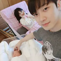 Foto Perdana Minhwan - Yulhee Bareng Bayi Mereka Yang Baru Lahir