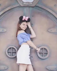FOTO: Pergi ke Jepang, Cassandra Lee Tampil Cute di Disneyland