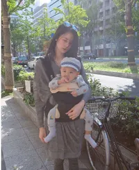 FOTO: Pergi ke Jepang, Laura Basuki Ajak Bayinya Jalan-Jalan