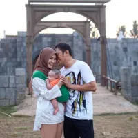 FOTO: Pergi Ke Jogja, Hanung Ajak Anak Main Pasir di Studio Alam