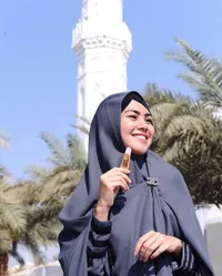 FOTO: Pergi ke Mekkah, Kartika Putri Cantik Dengan Baju Tertutup