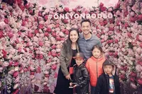 FOTO: Pergi ke USA, Oka Antara Akrab & Harmonis Bersama Keluarga