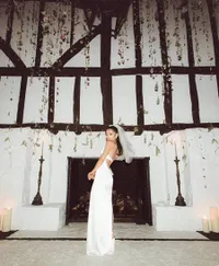 Foto Pernikahan Ariana Grande dan Dalton Gomez di Rumah Saja, Ciuman Super Hot Penuh Cinta