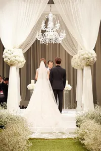 FOTO: Pernikahan Cantik Glamor Hwang Jung Eum, Impian Banget