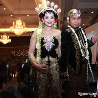 FOTO: Pernikahan Jawa Megah Konde Samsons, Ciuman dan Main Drum!