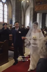 Foto Pernikahan Kim Dong Wook dan Stella Kim di Katedral, Dihadiri Banyak Aktor Top Korea