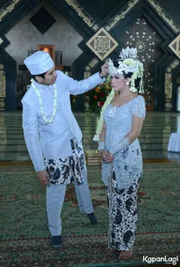 Foto Pernikahan Nuansa Sunda Lale & Fikha Effendy, Manis Romantis