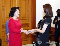 FOTO: Pertama Ketemu, Yoona SNSD Langsung Dipuji Ibu Negara Korea