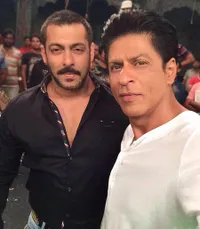 Foto Pertemuan Shahrukh Khan dan Salman Khan, Akrab Penuh Tawa