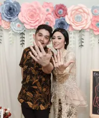 FOTO: Pertunangan Selvi Kitty - Rangga, Dihadiri Mulan Jameela