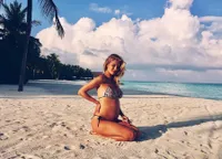 FOTO: Perut Makin Buncit, Rosie Huntington-Whiteley Tetap Cantik 