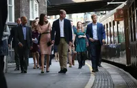 FOTO: Perut Mulai Membuncit, Kate Middleton Dansa di Stasiun