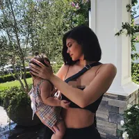 FOTO: Perut Rata & Pinggang Ramping Kylie Jenner Usai Melahirkan