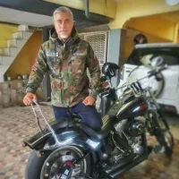 Foto Pesona Ganteng Adjie Pangestu di Usia 50 Tahun Dengan Rambut Putihnya