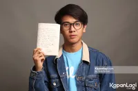 FOTO Pesona Ganteng Iqbaal Ramadhan Berpose Pakai Jaket Ala DILAN