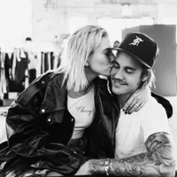 FOTO: Pesona Hailey Baldwin Yang Lumpuhkan Hati Justin Bieber