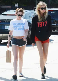 FOTO: Pesona Stella Maxwell Bikin Kristen Stewart Gagal Move On!