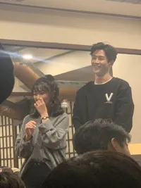 Foto Pesta Perpisahan 'Extraordinary You', Haru - Dan Oh - Baek Kyung Pelukan