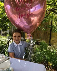 FOTO: Pesta Ultah Harper Beckham, Naik Kuda - Buka Kado Squishy